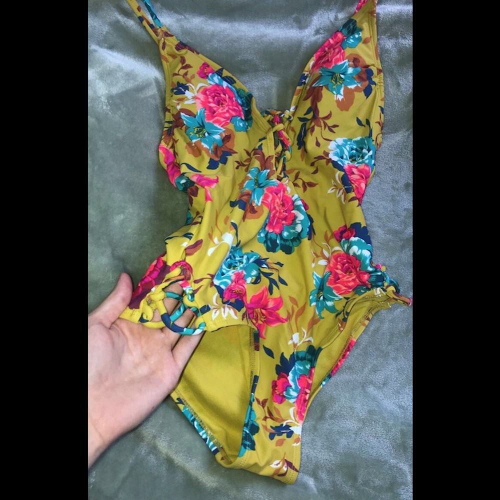 One Piece Swimsuit 🌼🖤
